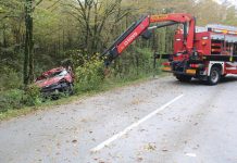 20-letni voznik v nesreči pri Veliki vasi pristal na strehi
