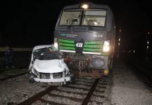 Brežice: Vlak trčil v osebno vozilo