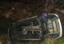 Zaradi neprilagojene hitrosti zapeljal v potok