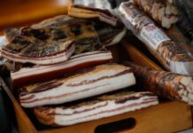 V Venišah ukradli suhomesnate izdelke, žago in zračno puško
