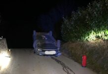 Voznik v Čanjah pristal na strehi
