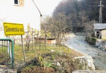 Brez veljavnega vozniškega dovoljenja in s potnikom v prtljažniku