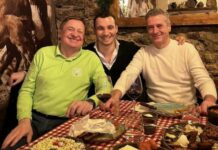 Medtem ko Golob poziva Slovence k veganstvu, sam uživa za polno mizo mesnih dobrot