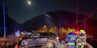 Sevnica: Pijan voznik pristal na železniških tirih