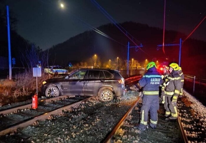 Sevnica: Pijan voznik pristal na železniških tirih