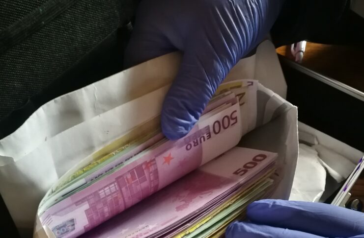 Krški policisti zasegli ponarejene bankovce za več kot 23.000 €