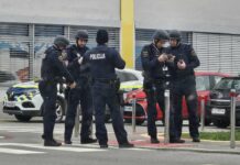 Oborožen moški v Brežicah se ne predaja, pri sebi naj bi imel eksploziv