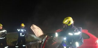 V Gabrju zagorelo vozilo, v Cerkljah ob Krki voznik kar 141 km/h