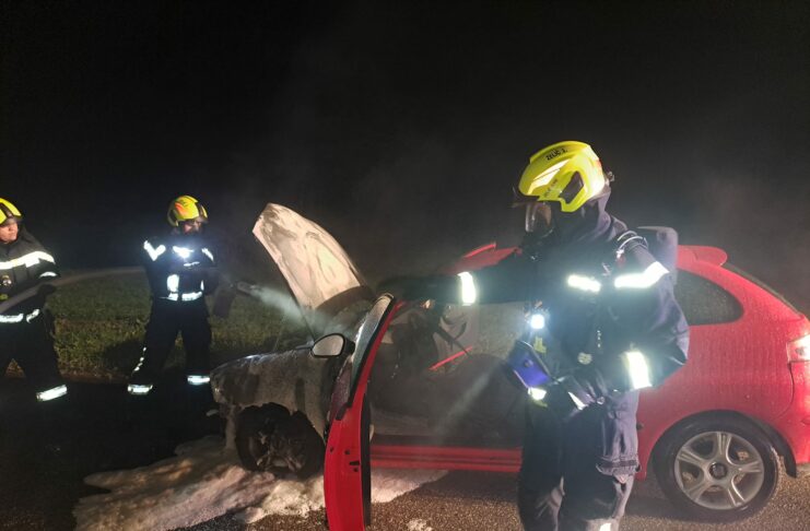 V Gabrju zagorelo vozilo, v Cerkljah ob Krki voznik kar 141 km/h