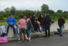 V Brežicah burna izredna seje glede azilnega doma, na spletu medtem peticija proti postavitvi azilnih domov
