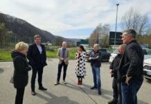 Evropska poslanka Romana Tomc ogorčena ob ogledu predvidene lokacije azilnega doma na Obrežju