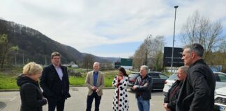 Evropska poslanka Romana Tomc ogorčena ob ogledu predvidene lokacije azilnega doma na Obrežju