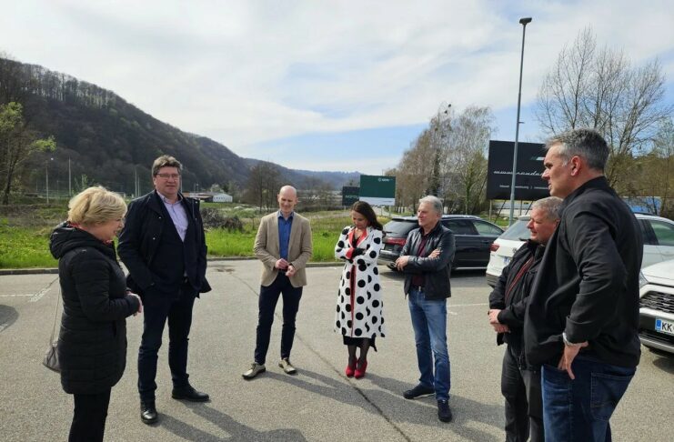 Evropska poslanka Romana Tomc ogorčena ob ogledu predvidene lokacije azilnega doma na Obrežju
