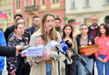 Predsedniku vlade dostavili preko 11.600 zbranih podpisov proti azilnim domovom