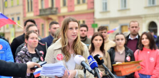 Predsedniku vlade dostavili preko 11.600 zbranih podpisov proti azilnim domovom