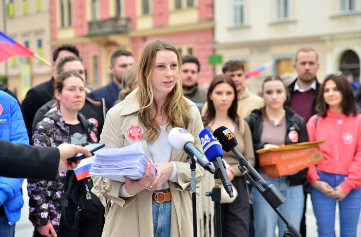 Predsedniku vlade dostavili preko 11.600 zbranih podpisov proti azilnim domovom