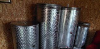 Vlomili v zidanico in iztočili 600 litrov vina