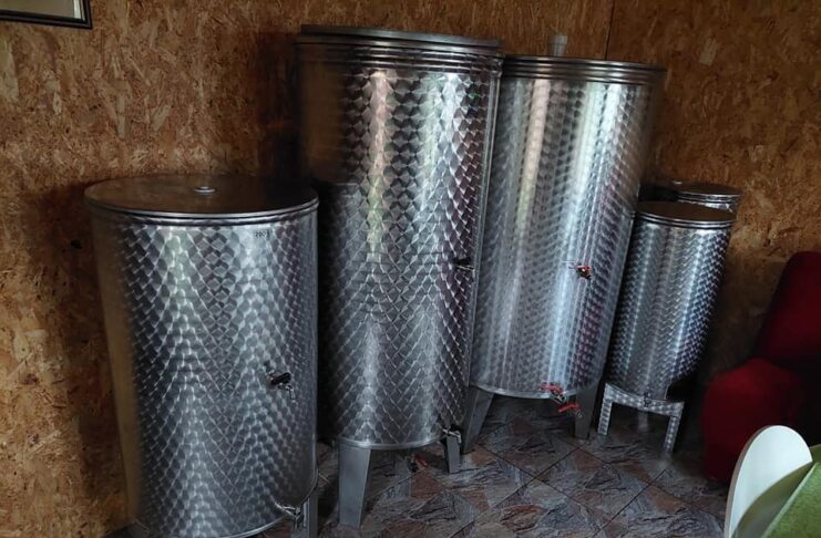 Vlomili v zidanico in iztočili 600 litrov vina