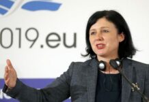 Janša in Zver pozivata evropsko komisarko Vero Jourovo k odstopu