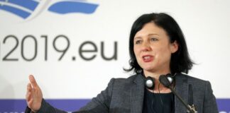 Janša in Zver pozivata evropsko komisarko Vero Jourovo k odstopu