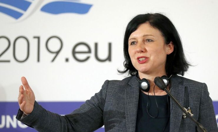 Janša in Zver pozivata evropsko komisarko Vero Jourovo k odstopu