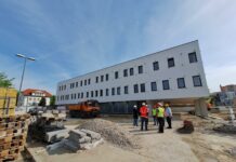 Gradnja prizidka za nove prostore zdravstvenega doma in lekarne Brežice se bliža zaključku