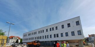 Gradnja prizidka za nove prostore zdravstvenega doma in lekarne Brežice se bliža zaključku