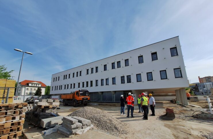 Gradnja prizidka za nove prostore zdravstvenega doma in lekarne Brežice se bliža zaključku