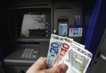 Prisilila sta ju, da na bankomatu dvigneta denar