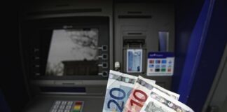 Prisilila sta ju, da na bankomatu dvigneta denar
