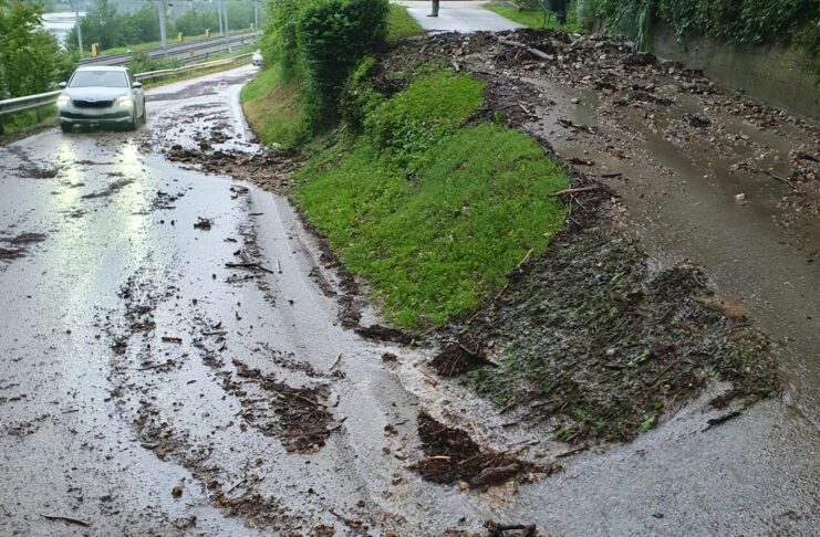 Večerne padavine delno zaprle cesto Sotelsko – Brestanica