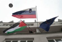Na vladi zaplapolala zastava Palestine, v opoziciji kritični