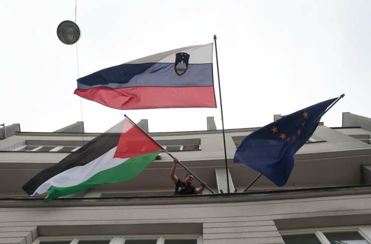 Na vladi zaplapolala zastava Palestine, v opoziciji kritični