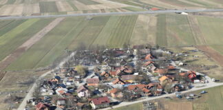 Romi v Krškem za zabavo kamenjajo gasilce