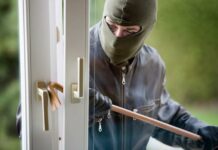 Policisti prijeli storilca, ki sta poskušala vlomiti v hišo