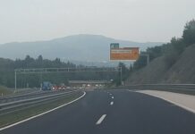 Deček peš po avtocesti k prijatelju v Novo mesto