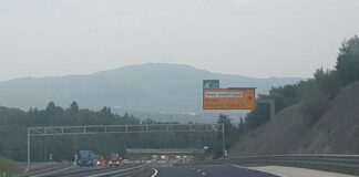 Deček peš po avtocesti k prijatelju v Novo mesto