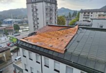 V Sevnici poškodovalo strehe, v Anovcu pri Zdolah požar zaradi strele