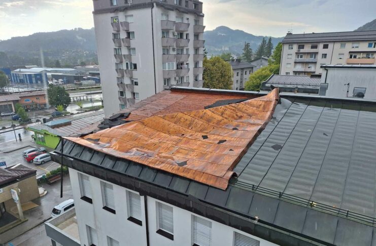 V Sevnici poškodovalo strehe, v Anovcu pri Zdolah požar zaradi strele