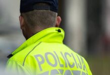 Mladoletnika kradla na bencinskem servisu in pretepla prodajalca