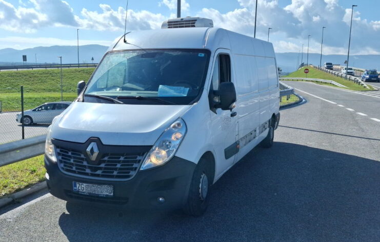 Pod vplivom prepovedanih drog vijugal po avtocesti pri Drnovem