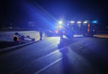 Brege: Z avtom obstal na strehi
