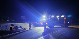 Brege: Z avtom obstal na strehi