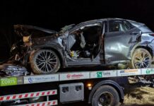Prebil varnostno ograjo in trčil v brežino