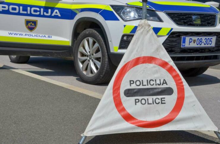 Trčil v službeno vozilo policije