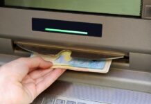 Vlomil v avto in našel bančne kartice s PIN kodami