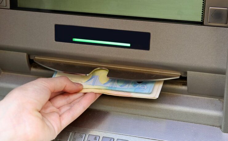 Vlomil v avto in našel bančne kartice s PIN kodami