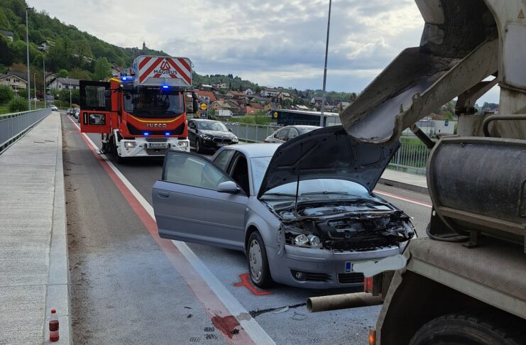 Boštanj: V nesreči zagorelo vozilo