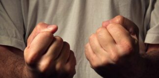 Brežice: 49-letnik ju je pretepel in grozil s smrtjo