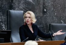 SDS zahteva opravičilo predsednice DZ zaradi domnevne cenzure in kršitve svobode govora